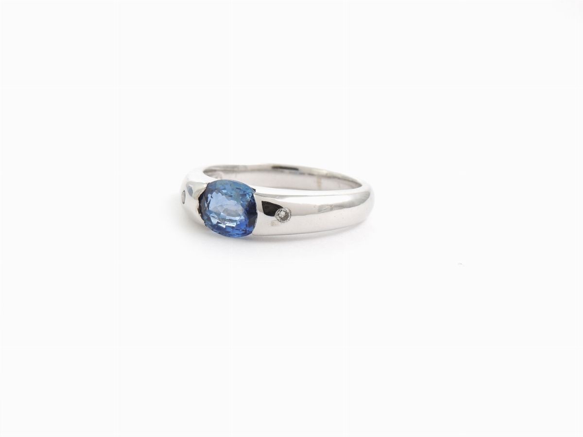 Anello a Fascia in Oro Bianco con Diamanti e Zaffiro