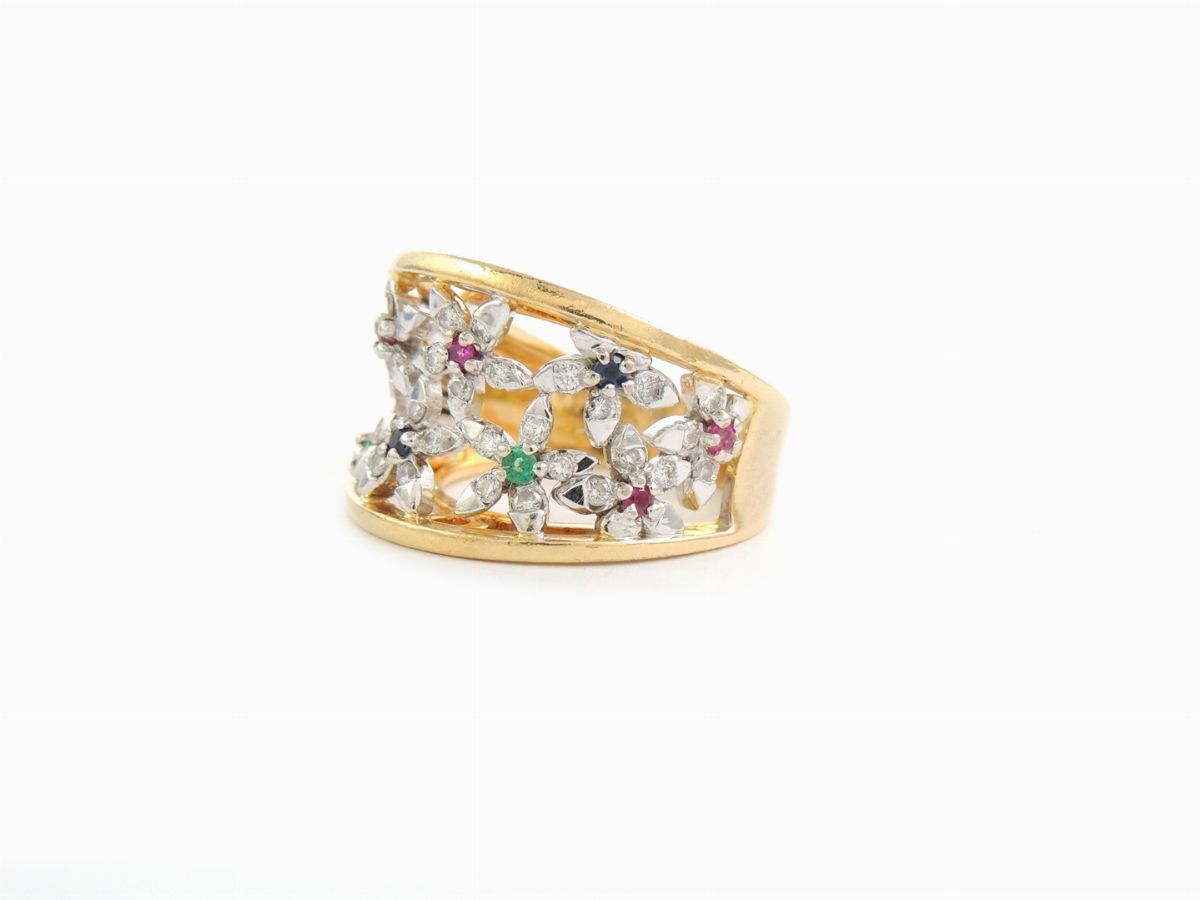 Anello a Fascia in Oro Giallo e Bianco con Diamanti, Rubini, Zaffiri e Smeraldi