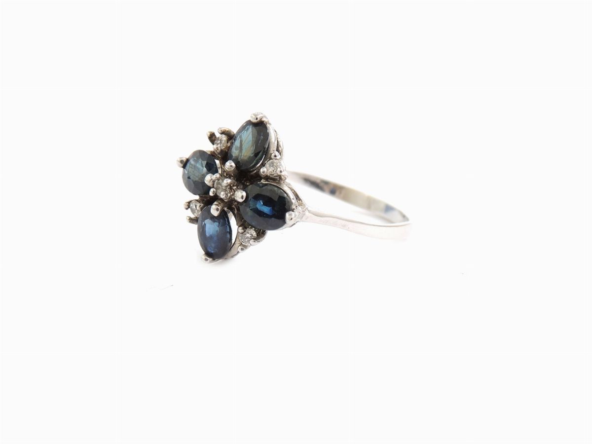 Anello in Oro Bianco Diamanti e Zaffiri