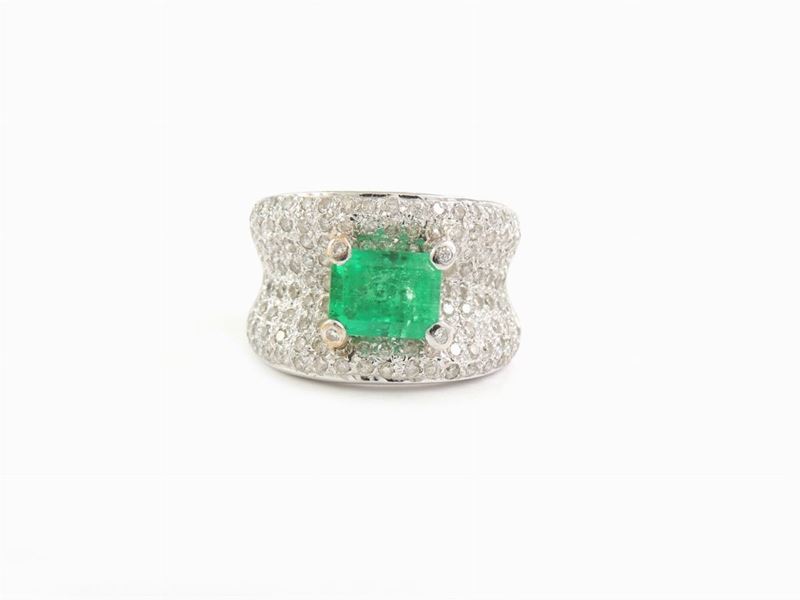 Anello a Fascia in Oro Bianco con Diamanti e Smeraldo