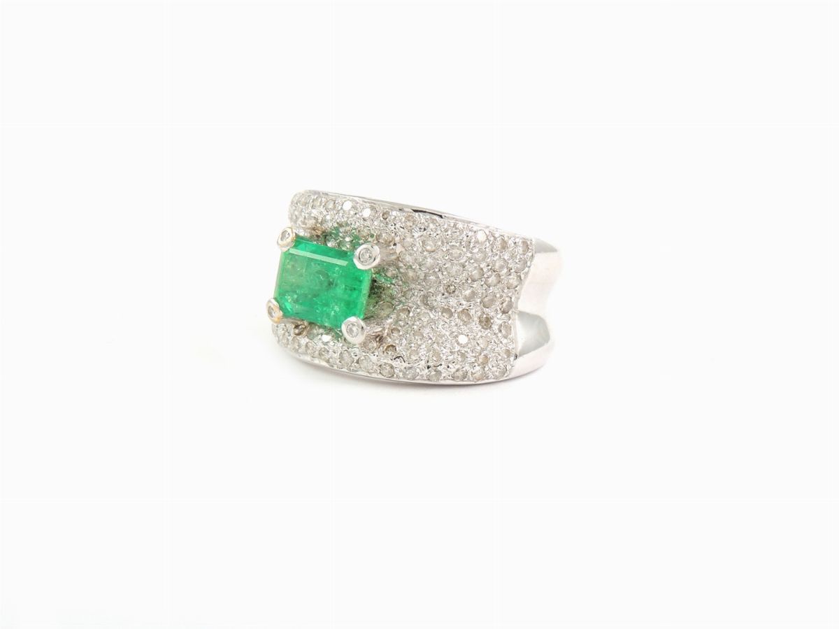 Anello a Fascia in Oro Bianco con Diamanti e Smeraldo