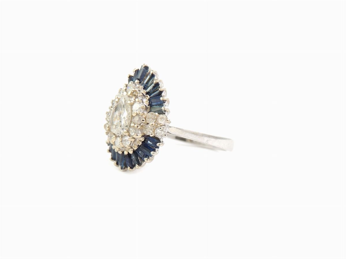 Anello in Oro Bianco con Diamanti e Zaffiri
