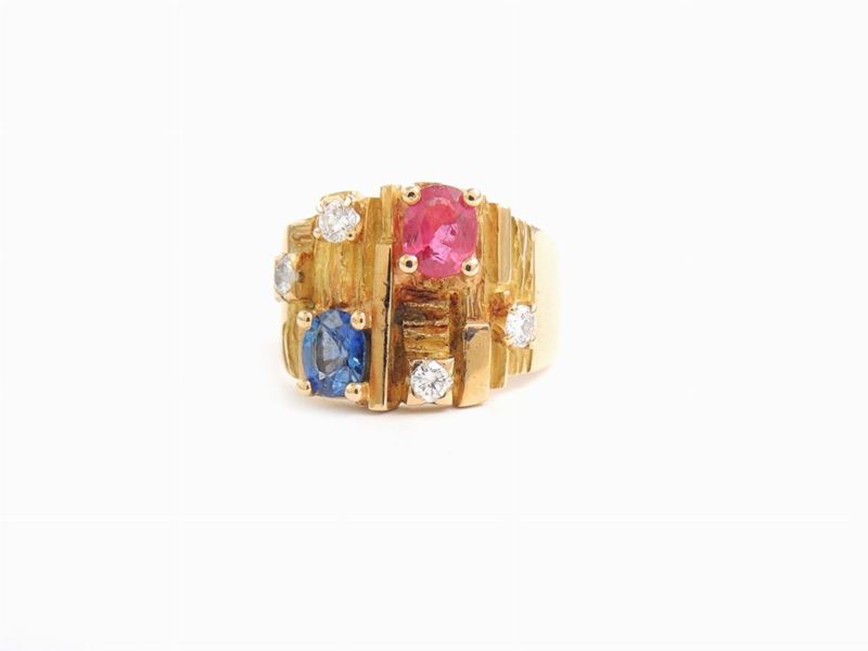 Anello a Fascia in Oro Giallo con Diamanti, Rubino e Zaffiro