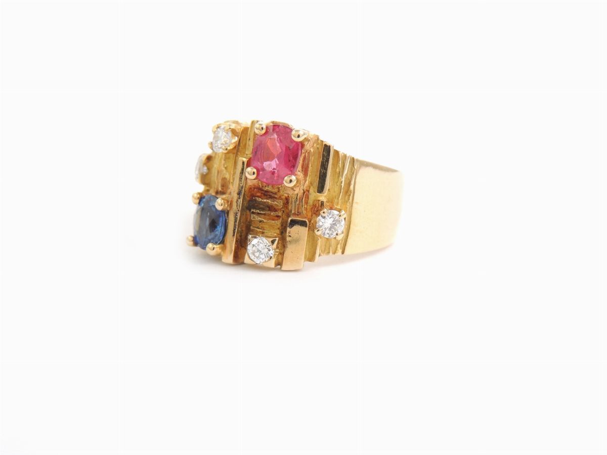Anello a Fascia in Oro Giallo con Diamanti, Rubino e Zaffiro