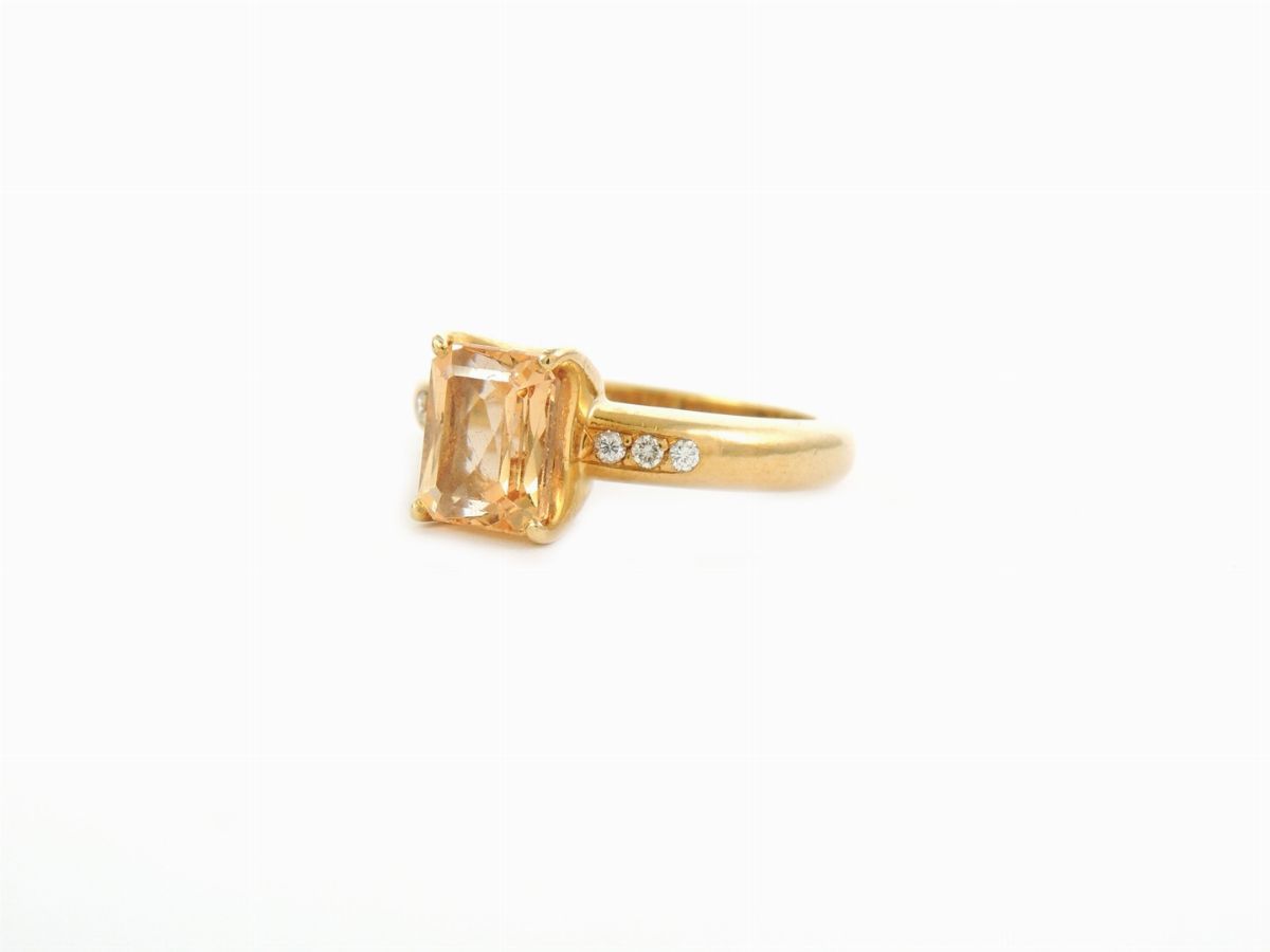 Anello in Oro Giallo con Diamanti e Topazio Imperiale