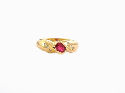 Anello in Oro Giallo con Diamanti e Rubino