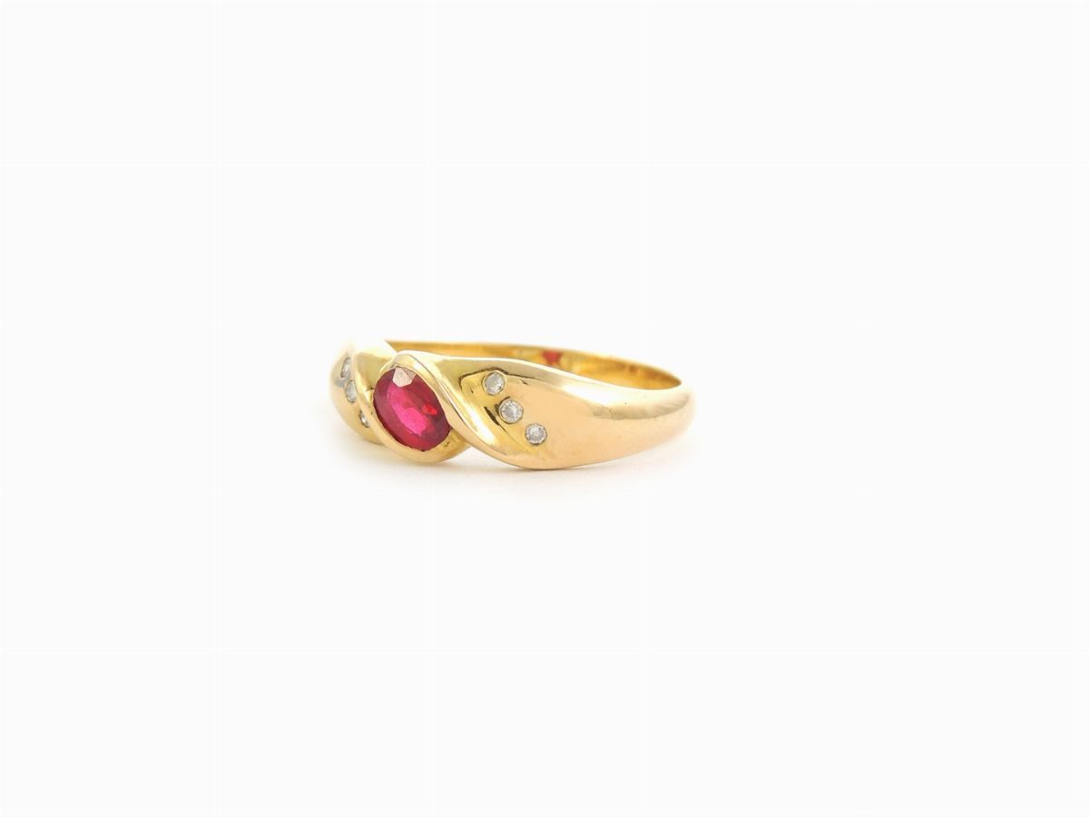 Anello in Oro Giallo con Diamanti e Rubino