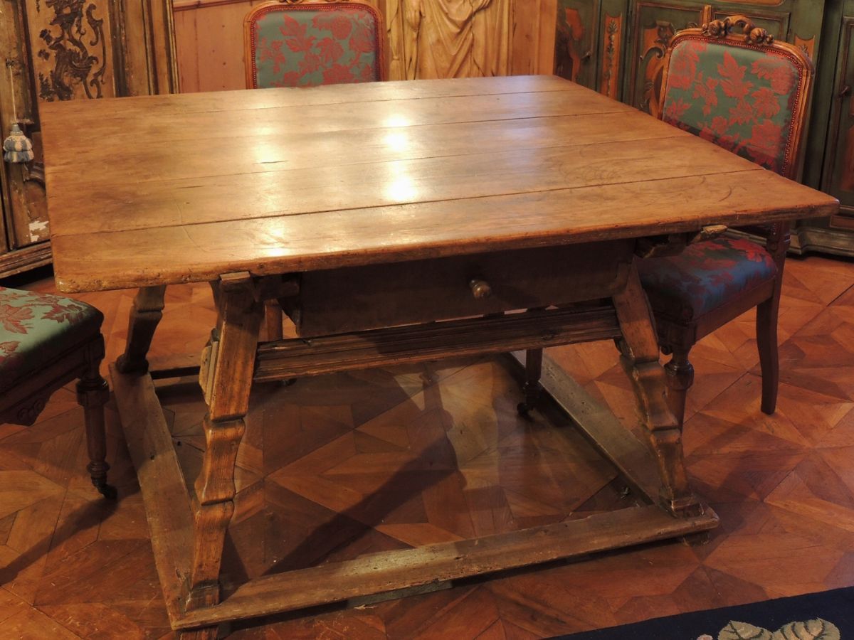 Tavolo Tirolese Rustico in Noce