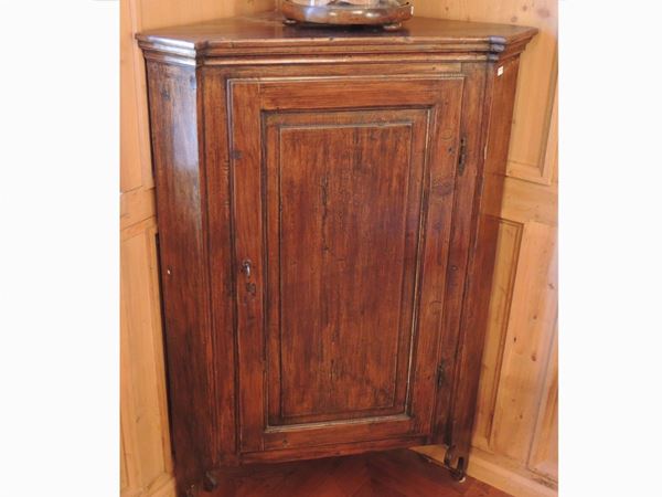 A softwood corner cabinet  (19th century)  - Auction Tyrolean furniture from Villa Regina in Dobbiaco - Maison Bibelot - Casa d'Aste Firenze - Milano