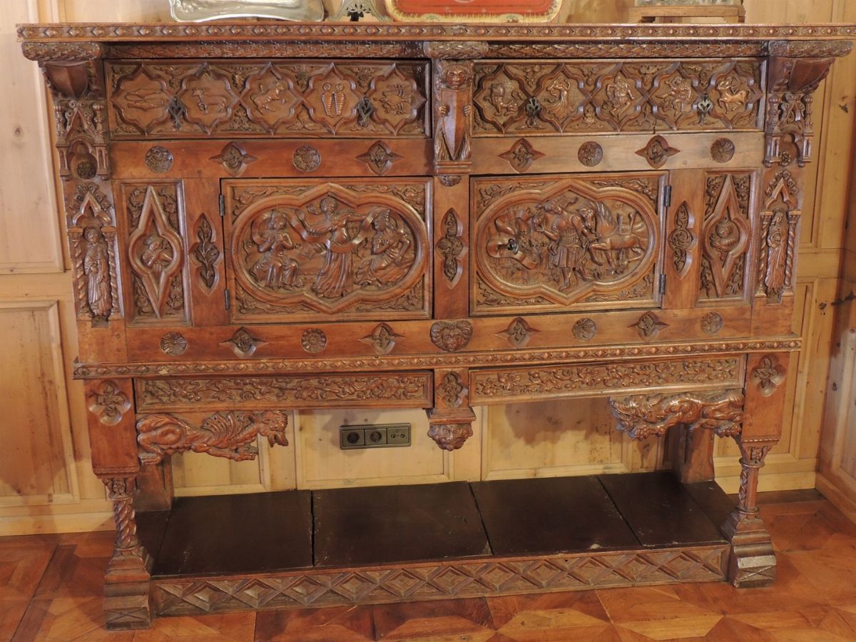 Credenza Tirolese in Noce