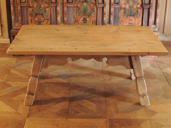 A fir wood coffee table  (20th century)  - Auction Tyrolean furniture from Villa Regina in Dobbiaco - Maison Bibelot - Casa d'Aste Firenze - Milano