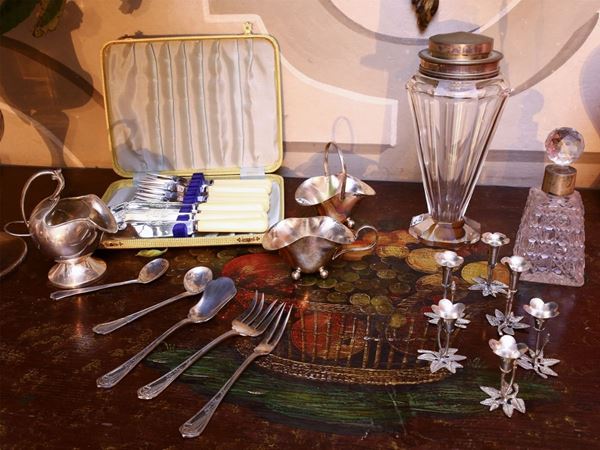 A table accessories lot