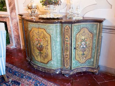 Credenza in Legno Laccato e Dipinto con Motivi Floreali