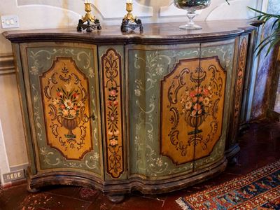 Credenza in Legno Laccato e Dipinto con Motivi Floreali