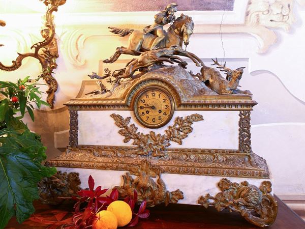 Grande orologio da camino in marmo bianco e bronzo dorato