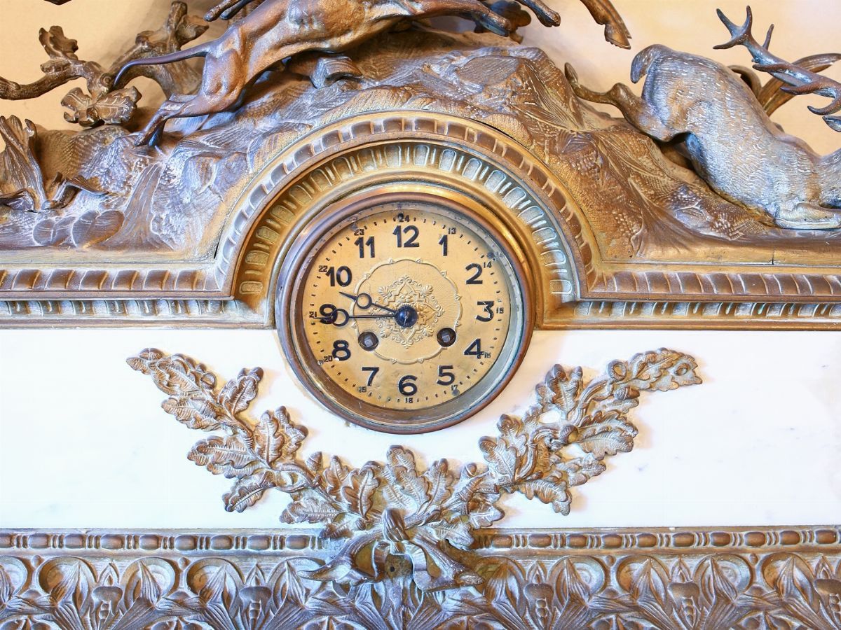Grande Orologio da Camino in Marmo Bianco e Bronzo Dorato