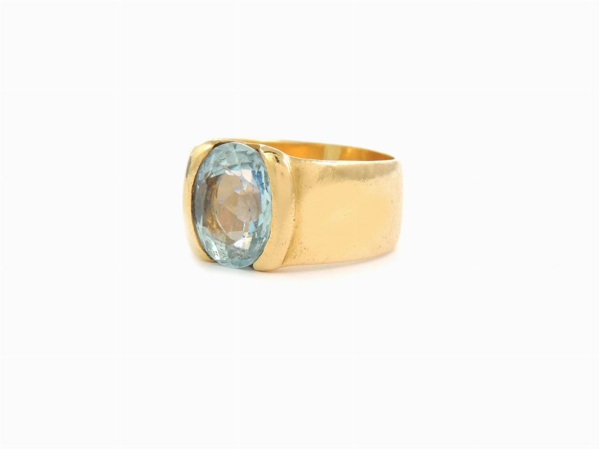 Anello in Oro Giallo con Acquamarina