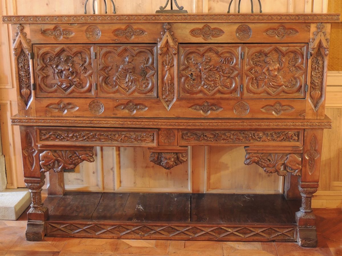 Credenza Tirolese in Noce