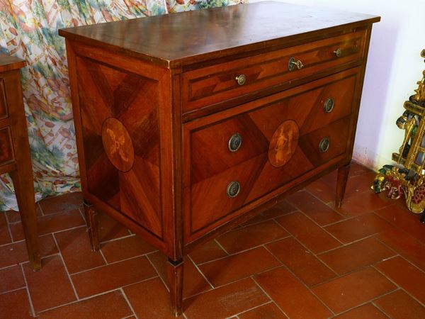 A walnut veneered chest of drawer  (late 18th century)  - Auction Furniture and Paintings from Palazzo al Bosco and from other private property - Maison Bibelot - Casa d'Aste Firenze - Milano