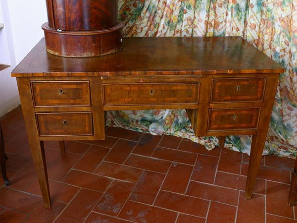 A small walnut veneered writing table  (late 18th/early 19th century)  - Auction Furniture and Paintings from Palazzo al Bosco and from other private property - Maison Bibelot - Casa d'Aste Firenze - Milano