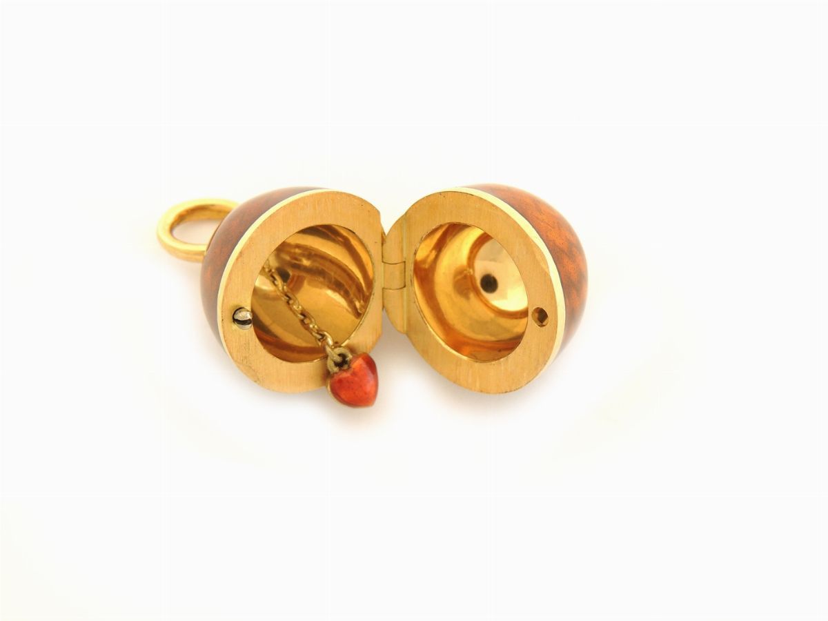Ciondolo in Oro Giallo con Smalto Marrone