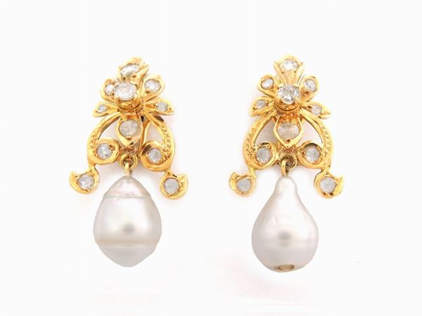 Orecchini pendenti in oro giallo con diamanti e perle scaramazze