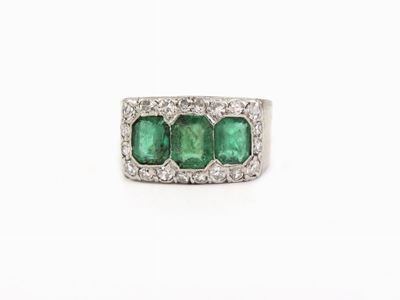 Anello in Oro Bianco con Diamanti e Smeraldi