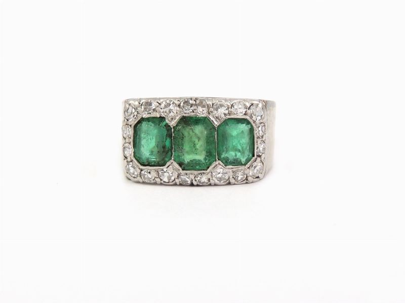 Anello in Oro Bianco con Diamanti e Smeraldi