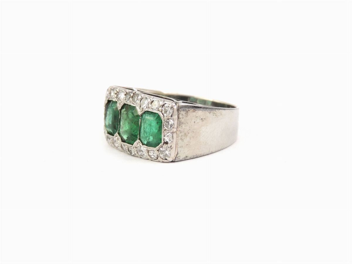 Anello in Oro Bianco con Diamanti e Smeraldi