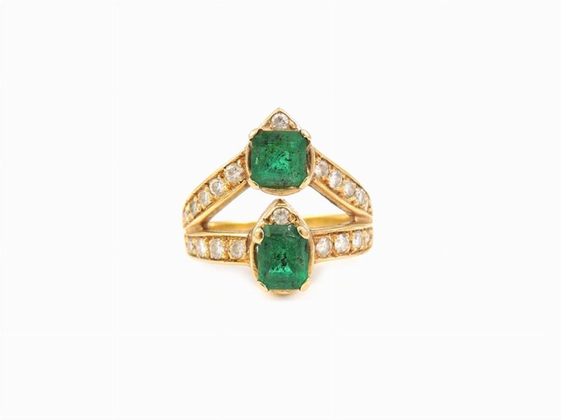 Anello in Oro Giallo con Diamanti e Smeraldi