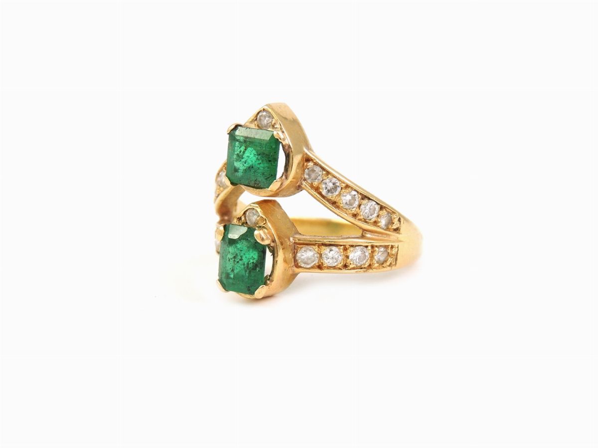 Anello in Oro Giallo con Diamanti e Smeraldi