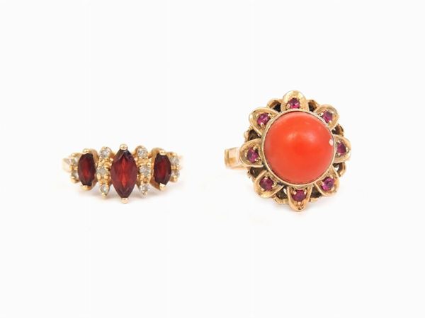 Due anelli in oro giallo con diamanti, rubini, granati e corallo rosso