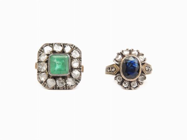 Due anelli in oro giallo e argento con diamanti, zaffiro e smeraldo