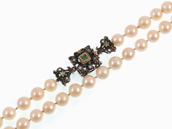 Collana di perle coltivate con fermezza in oro giallo e argento con diamanti e smeraldo