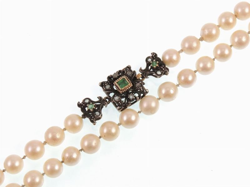 Collana di Perle Coltivate con Fermezza in Oro Giallo e Argento con Diamanti e Smeraldo
