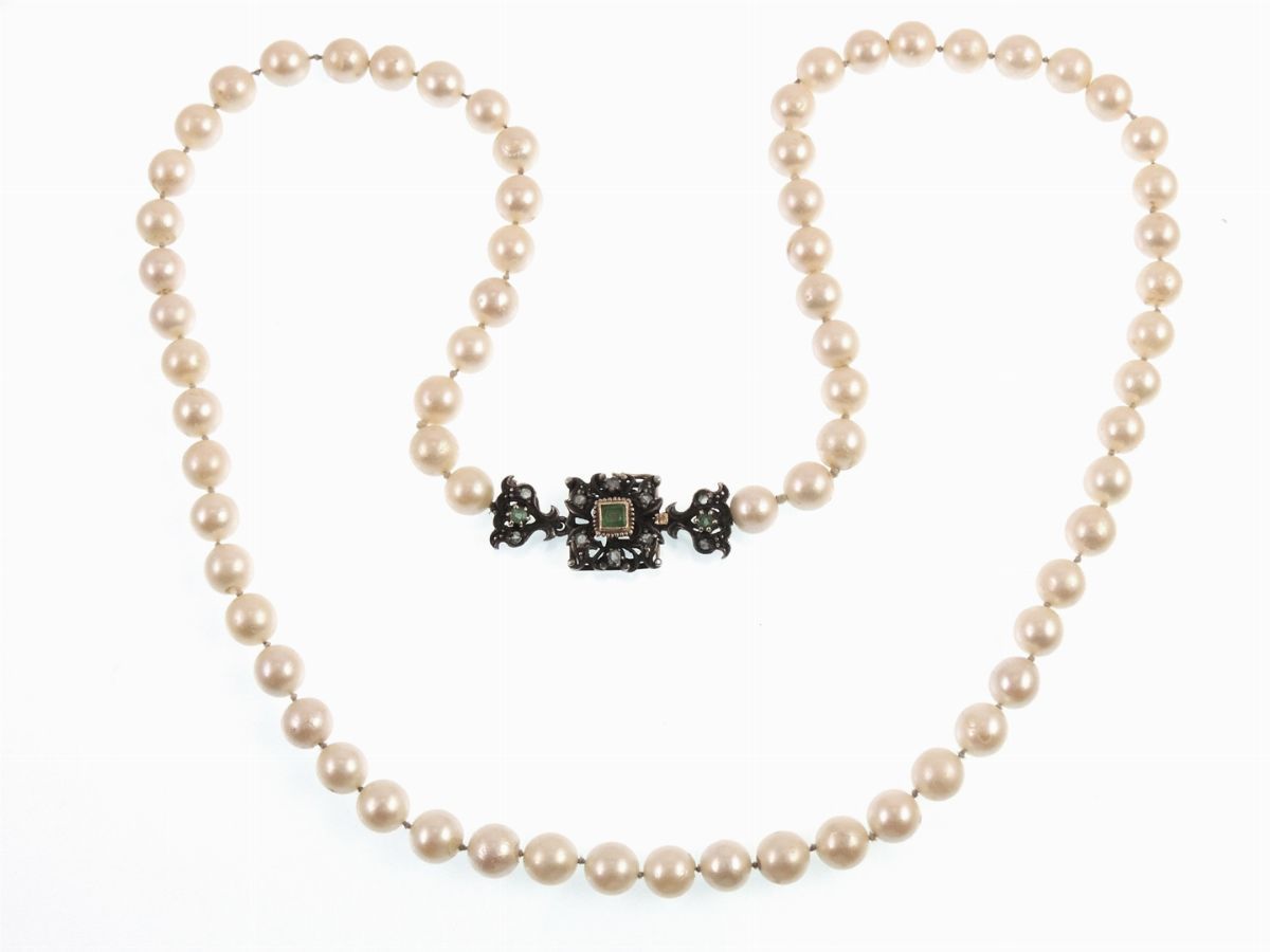 Collana di Perle Coltivate con Fermezza in Oro Giallo e Argento con Diamanti e Smeraldo
