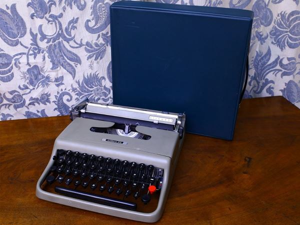 An Olivetti Lettera 22 typewriter