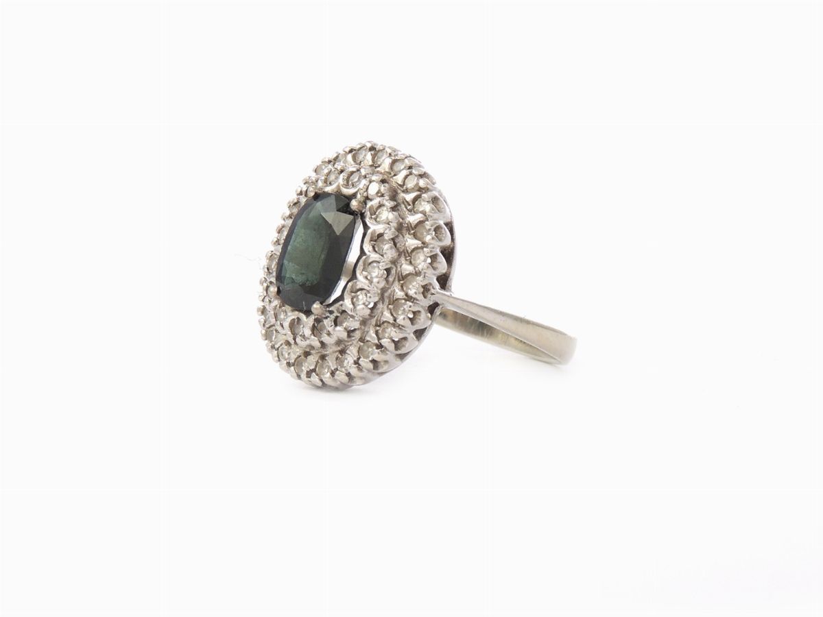 Anello in Oro Bianco con Diamanti e Zaffiro