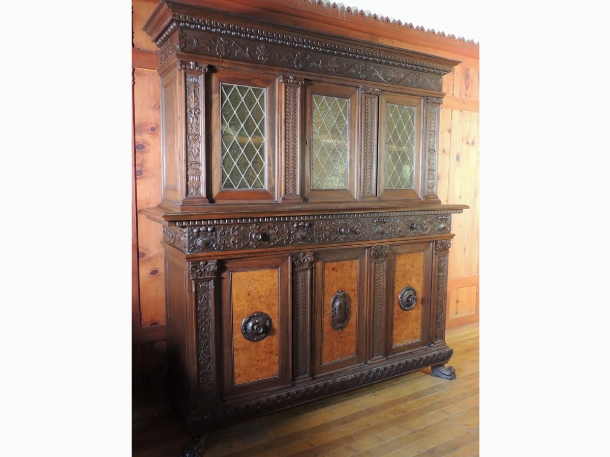 Credenza a Due Corpi in Noce ed Acero