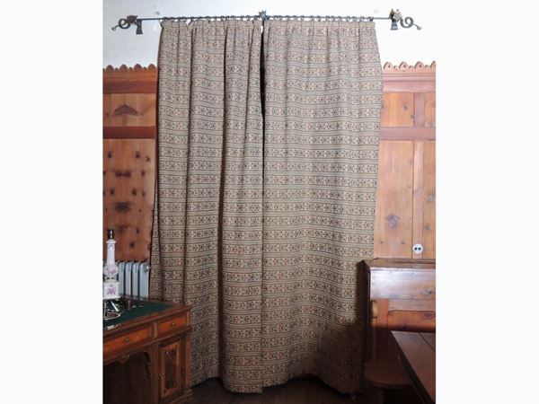 A pair of Tyrolean fabric curtains  - Auction Tyrolean furniture from Villa Regina in Dobbiaco - Maison Bibelot - Casa d'Aste Firenze - Milano