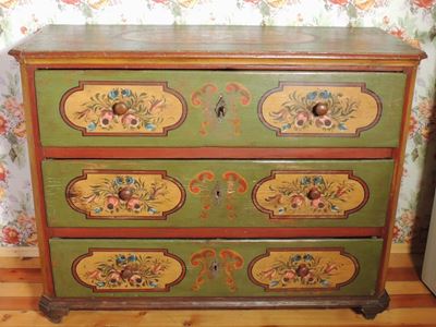 Cassettone Tirolese in Legno Tenero Dipinto