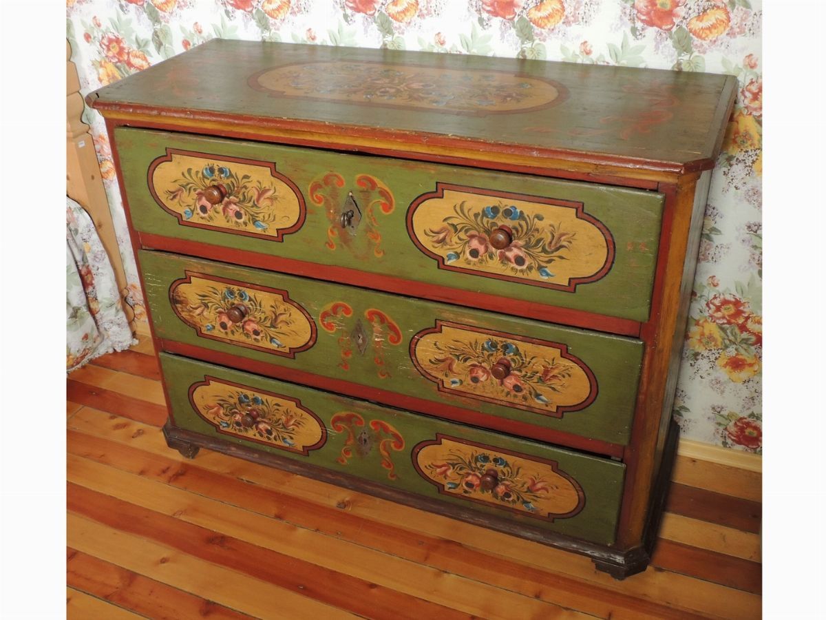 Cassettone Tirolese in Legno Tenero Dipinto
