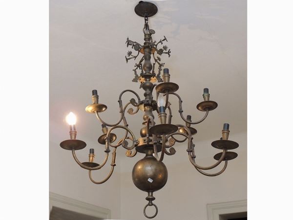 A brass Flemish style chandelier  (20th century)  - Auction Tyrolean furniture from Villa Regina in Dobbiaco - Maison Bibelot - Casa d'Aste Firenze - Milano