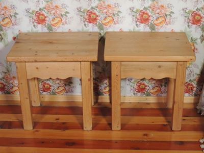 Coppia di Tavolini Rustici in Legno di Abete