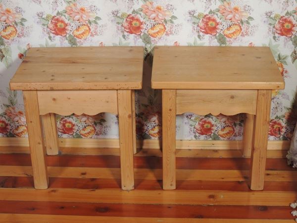 Coppia di tavolini rustici in legno di abete