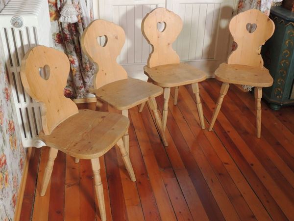 Serie di otto sgabelli tirolesi in legno di abete