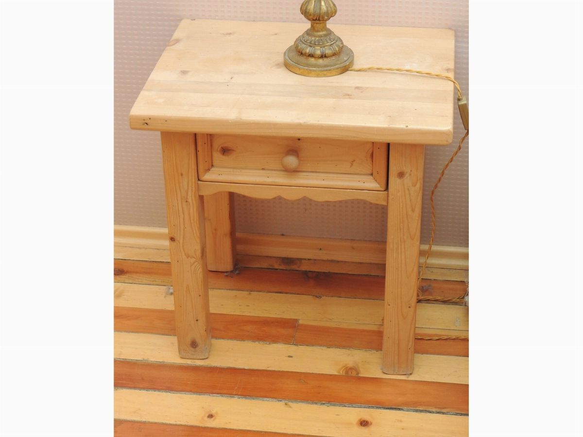 Coppia di Tavolini Rustici in Legno di Abete