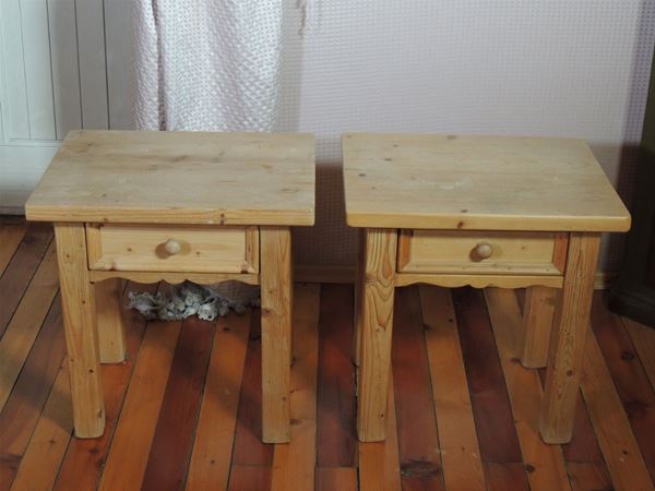 Coppia di tavolini rustici in legno di abete  - Asta Arredi tirolesi di Villa Regina a Dobbiaco - Maison Bibelot - Casa d'Aste Firenze - Milano