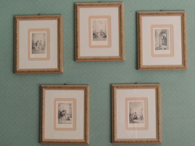 Serie di Cinque Piccole Stampe Decorative con Scene D'interno