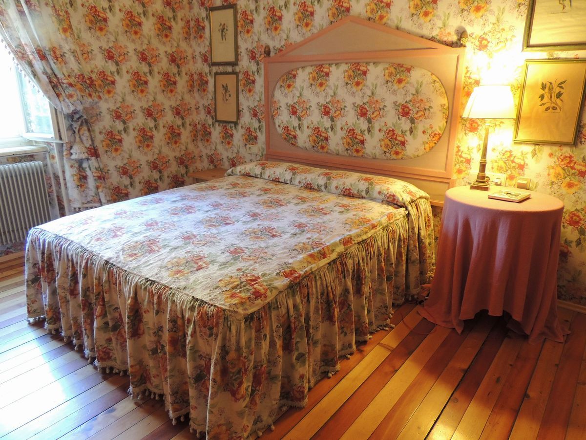 Testiera per Letto Matrimoniale in Legno Dipinto nei Toni del Rosa